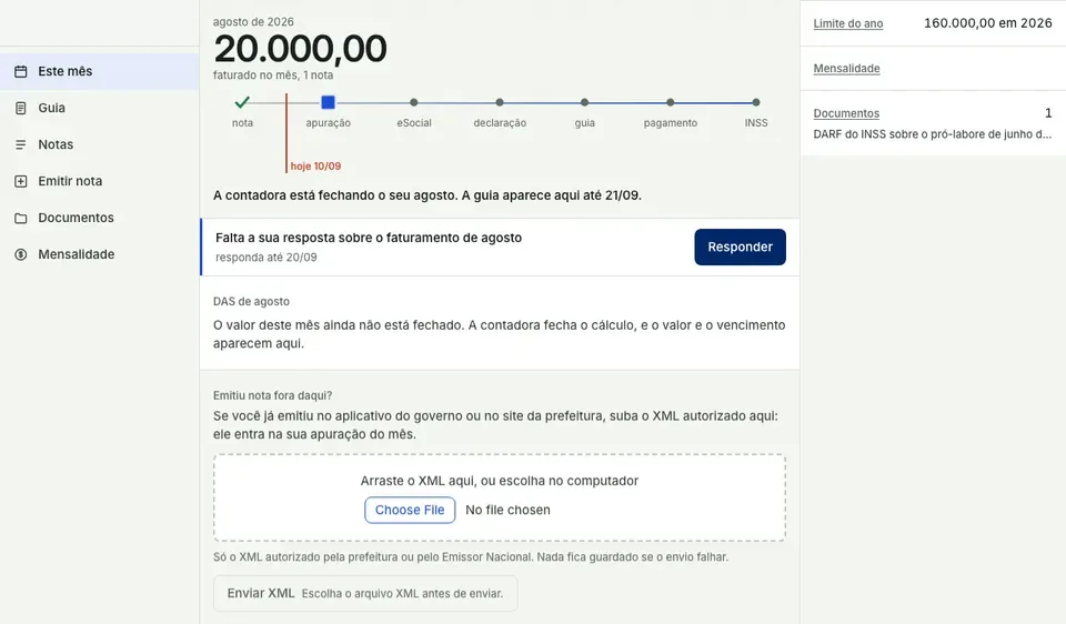 Portal do cliente mostrando a linha do tempo de agosto, o valor faturado no mês de 20.000,00 e o aviso para responder sobre o faturamento e subir o XML de uma nota emitida fora da plataforma.